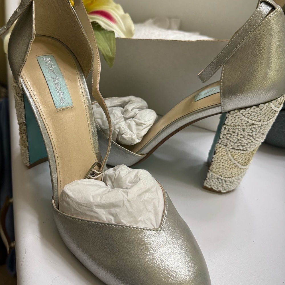 Betsy Johnson Elegant Silver Women's Heels SIZE 9 NEW in box